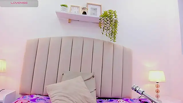 Mia thompson 19 online show from 09-10-25, 08:08