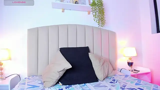 Mia thompson 19 online show from 10-03-25, 09:05