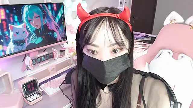 momo room online show from 10-20-25, 10:38