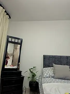 viollett 28 online show from 04-10-26, 11:45