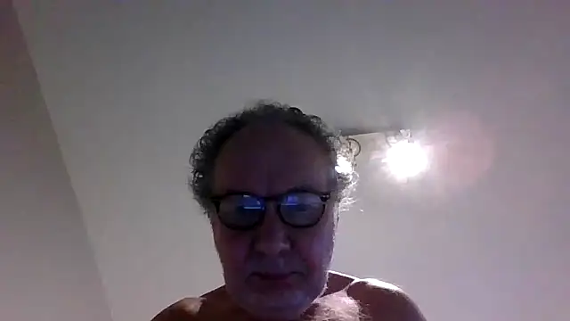 Snapshot of jimmybenido chatting on 10-19-25, 04:32 jimmybenido online show from 10-19-25, 04:32