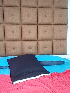 ELLA KELLY online show from 09-22-25, 12:00