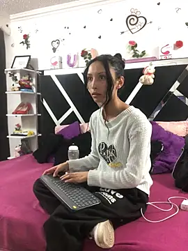 Snapshot of 1lovelygirls chatting on 09-19-25, 12:09 1lovelygirls online show from 09-19-25, 12:09