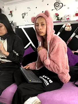 Snapshot of 1lovelygirls chatting on 10-07-25, 12:06 1lovelygirls online show from 10-07-25, 12:06