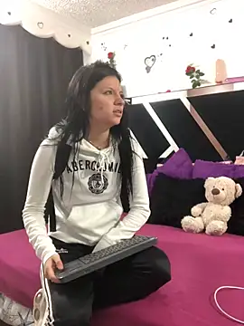 Snapshot of 1lovelygirls chatting on 09-27-25, 12:00 1lovelygirls online show from 09-27-25, 12:00