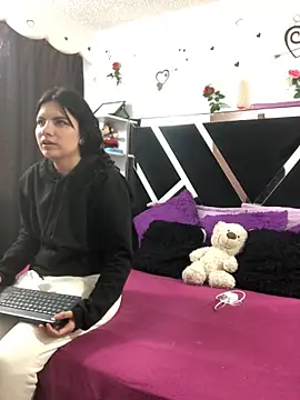Snapshot of 1lovelygirls chatting on 09-25-25, 12:00 1lovelygirls online show from 09-25-25, 12:00