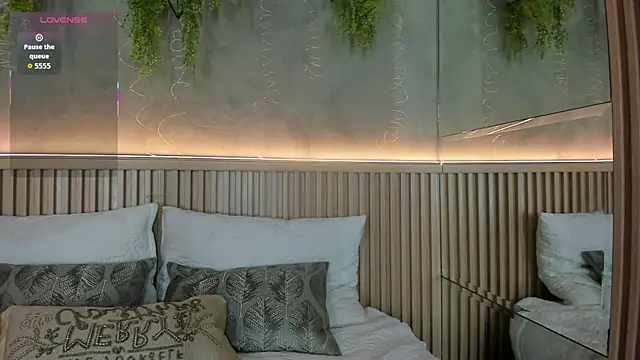 Lana Lann online show from 12-15-25, 01:17