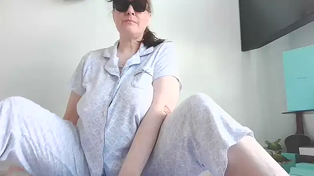 BlueEyezIrish online show from 10-27-25, 07:48