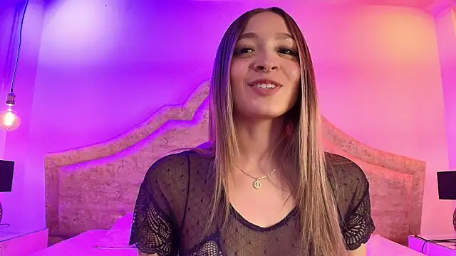 Snapshot of Victoria_Adams14 chatting on 04-06-26, 03:35 Victoria Adams14 online show from 04-06-26, 03:35