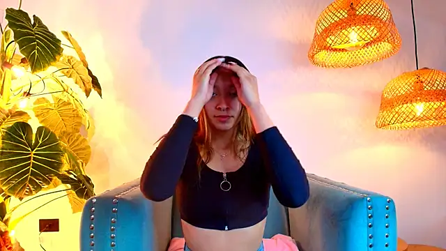 Snapshot of Victoria_Adams14 chatting on 03-18-25, 11:55 Victoria Adams14 online show from 03-18-25, 11:55