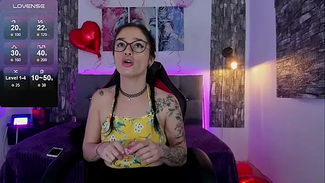 Snapshot of Allison_sc chatting on 02-15-25, 06:33 Allison sc online show from 02-15-25, 06:33