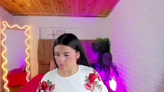 Snapshot of Chiara_tay chatting on 10-15-25, 07:22 Chiara tay online show from 10-15-25, 07:22