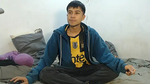 Snapshot of danielitopapuu chatting on 10-15-25, 09:39 danielitopapuu online show from 10-15-25, 09:39