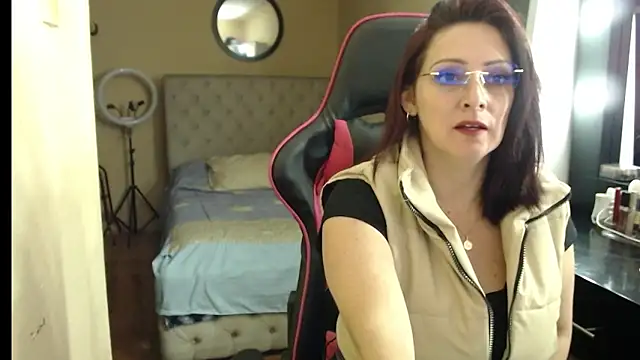 Carol Scottt online show from 12-21-25, 07:54