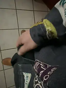 Snapshot of dickshome chatting on 12-18-24, 09:25 dickshome online show from 12-18-24, 09:25