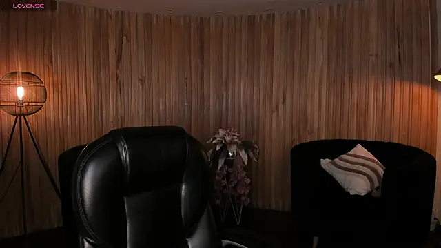 Snapshot of KatieStonne chatting on 12-21-25, 05:36 KatieStonne online show from 12-21-25, 05:36