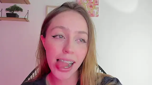 Snapshot of SofiaGc chatting on 12-27-24, 02:47 SofiaGc online show from 12-27-24, 02:47