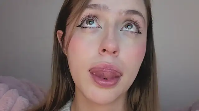 Snapshot of SofiaGc chatting on 10-26-25, 03:51 SofiaGc online show from 10-26-25, 03:51