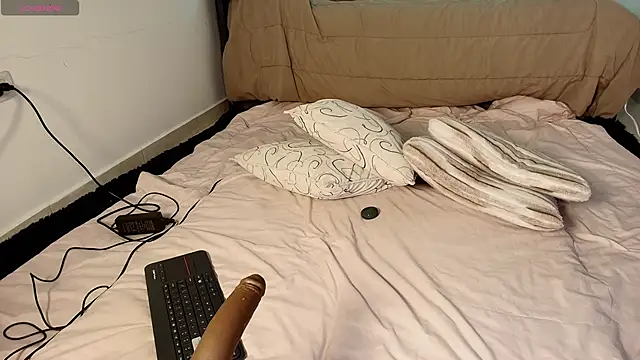 Madeline Dreams online show from 11-26-25, 06:19