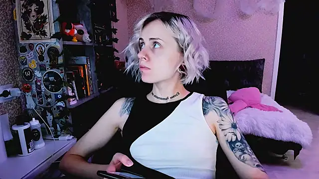 NaniMoore online show from 11-05-25, 08:23