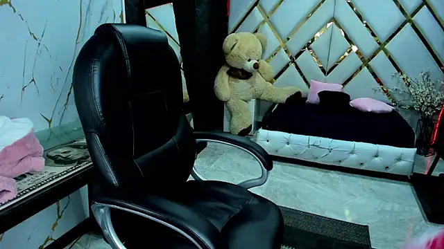 Emmily Walker online show from 10-28-25, 02:23