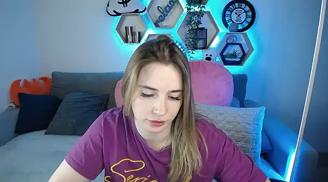 Snapshot of SabrinViolet chatting on 03-18-25, 12:17 SabrinViolet online show from 03-18-25, 12:17