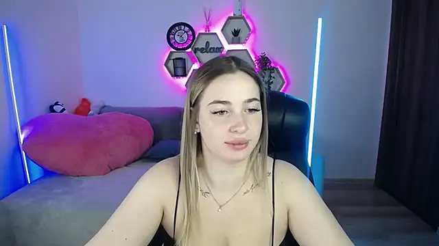 Snapshot of SabrinViolet chatting on 10-15-25, 08:11 SabrinViolet online show from 10-15-25, 08:11