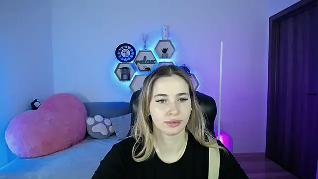 Snapshot of SabrinViolet chatting on 02-15-26, 09:08 SabrinViolet online show from 02-15-26, 09:08