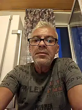 Snapshot of Picolo4111 chatting on 09-12-25, 05:45 Picolo4111 online show from 09-12-25, 05:45