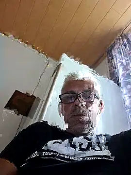Snapshot of Picolo4111 chatting on 09-18-25, 04:21 Picolo4111 online show from 09-18-25, 04:21