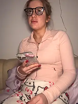 Snapshot of Holly-Glamour chatting on 01-06-26, 02:32 Holly-Glamour online show from 01-06-26, 02:32