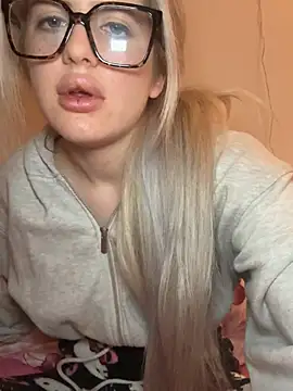 Snapshot of Holly-Glamour chatting on 02-07-26, 04:15 Holly-Glamour online show from 02-07-26, 04:15