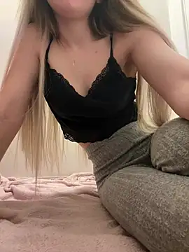 Snapshot of Holly-Glamour chatting on 02-04-25, 12:08 Holly-Glamour online show from 02-04-25, 12:08