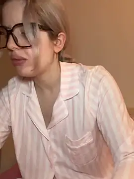 Snapshot of Holly-Glamour chatting on 02-04-26, 03:23 Holly-Glamour online show from 02-04-26, 03:23