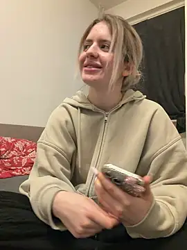 Holly-Glamour online show from 05-20-26, 11:24