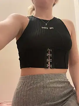 Snapshot of Holly-Glamour chatting on 03-08-25, 12:22 Holly-Glamour online show from 03-08-25, 12:22