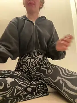 Snapshot of Holly-Glamour chatting on 03-04-25, 12:50 Holly-Glamour online show from 03-04-25, 12:50