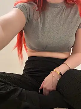 Snapshot of Holly-Glamour chatting on 10-16-25, 12:41 Holly-Glamour online show from 10-16-25, 12:41