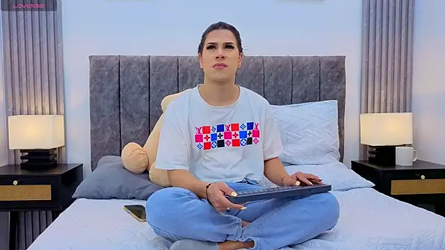 Luciana Ortiz1 online show from 11-04-25, 01:59