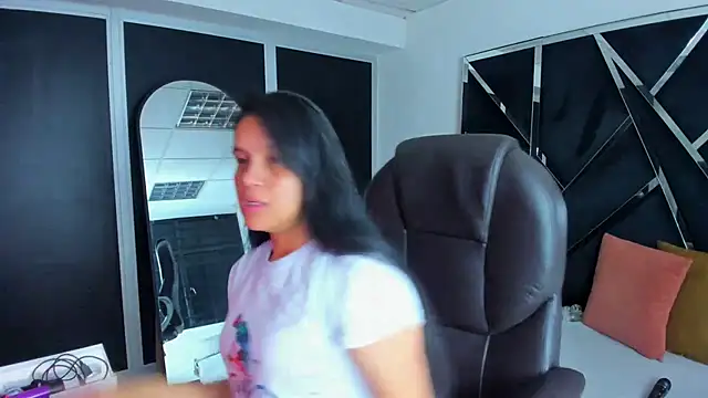 Snapshot of Ivanna18_x chatting on 09-24-25, 04:08 Ivanna18 x online show from 09-24-25, 04:08