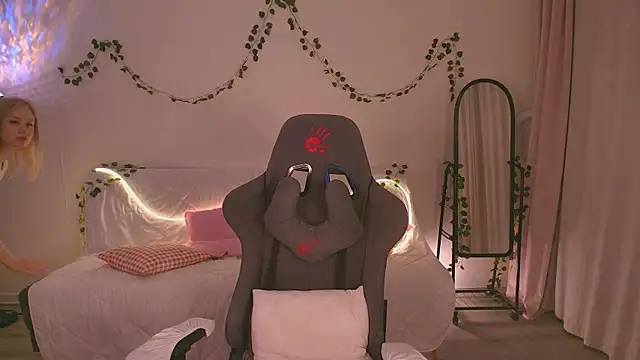 Eva Davi online show from 10-23-25, 02:21