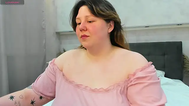 Snapshot of Ruth_Oliver chatting on 06-22-26, 01:11 Ruth Oliver online show from 06-22-26, 01:11