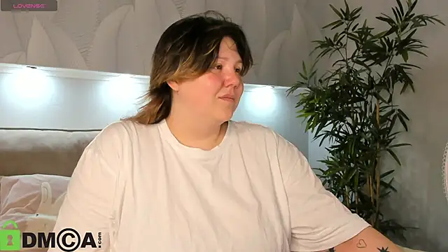 Snapshot of Ruth_Oliver chatting on 07-08-26, 01:08 Ruth Oliver online show from 07-08-26, 01:08
