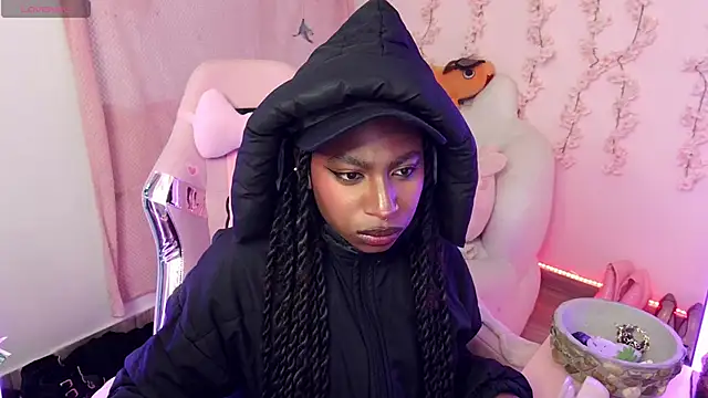 Snapshot of Queen_perla_ chatting on 12-17-25, 11:10 Queen perla online show from 12-17-25, 11:10