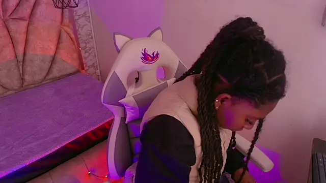 Snapshot of Queen_perla_ chatting on 11-22-25, 12:37 Queen perla online show from 11-22-25, 12:37