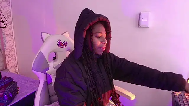 Snapshot of Queen_perla_ chatting on 11-24-25, 11:43 Queen perla online show from 11-24-25, 11:43