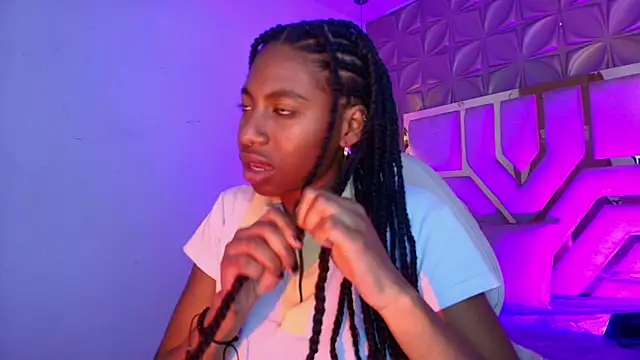 Snapshot of Queen_perla_ chatting on 04-26-26, 01:41 Queen perla online show from 04-26-26, 01:41