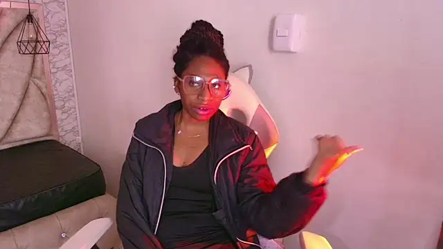 Snapshot of Queen_perla_ chatting on 11-29-25, 12:27 Queen perla online show from 11-29-25, 12:27