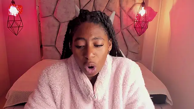 Snapshot of Queen_perla_ chatting on 03-19-25, 12:34 Queen perla online show from 03-19-25, 12:34