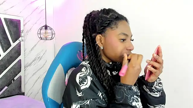 Snapshot of Queen_perla_ chatting on 11-07-25, 11:48 Queen perla online show from 11-07-25, 11:48